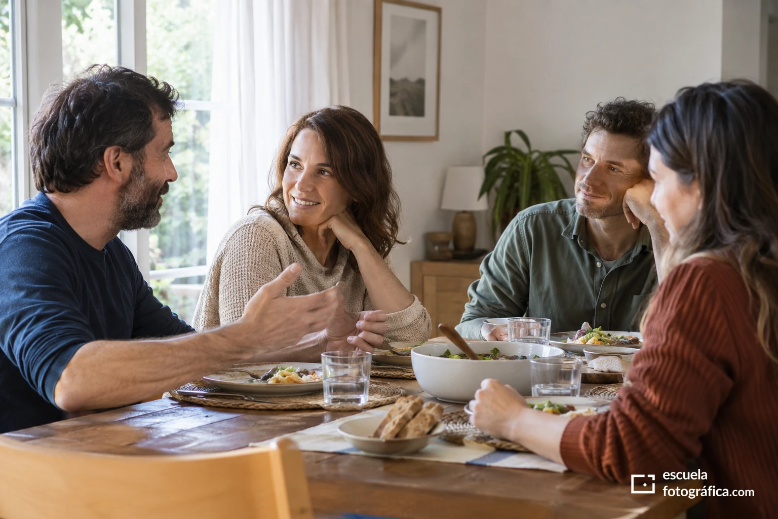Fotografiar una comida familiar sin que la mesa tape las conversaciones