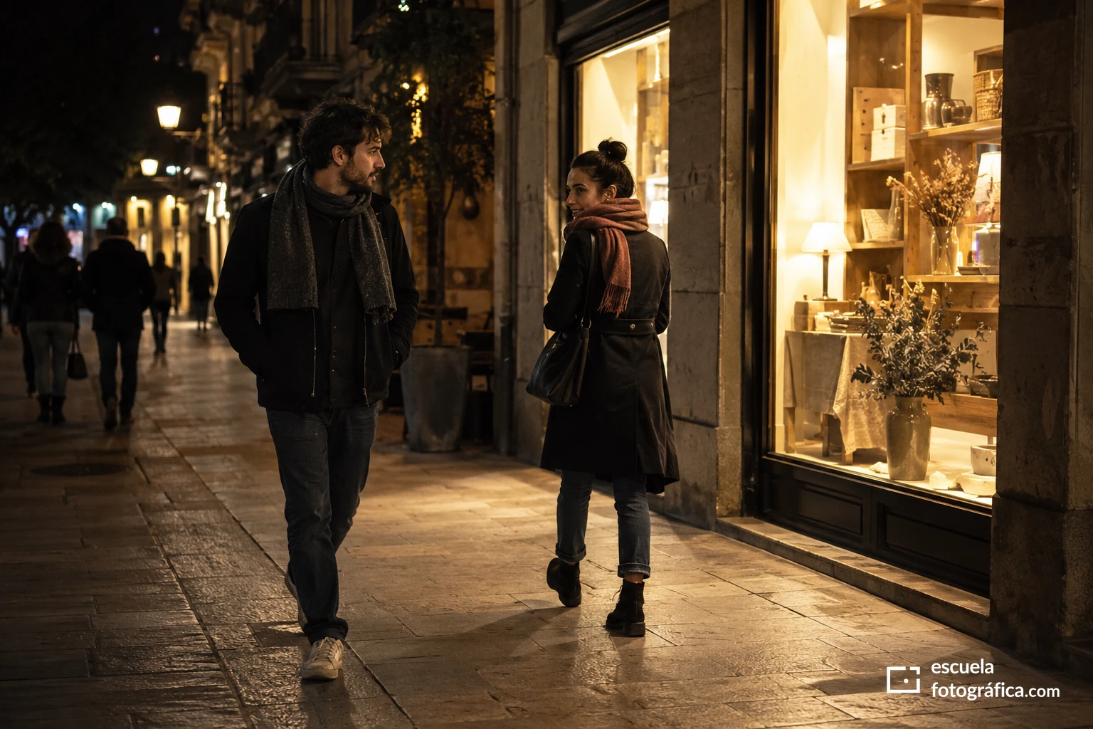 Fotografía callejera de noche: leer gestos en una ciudad que cambia de luz