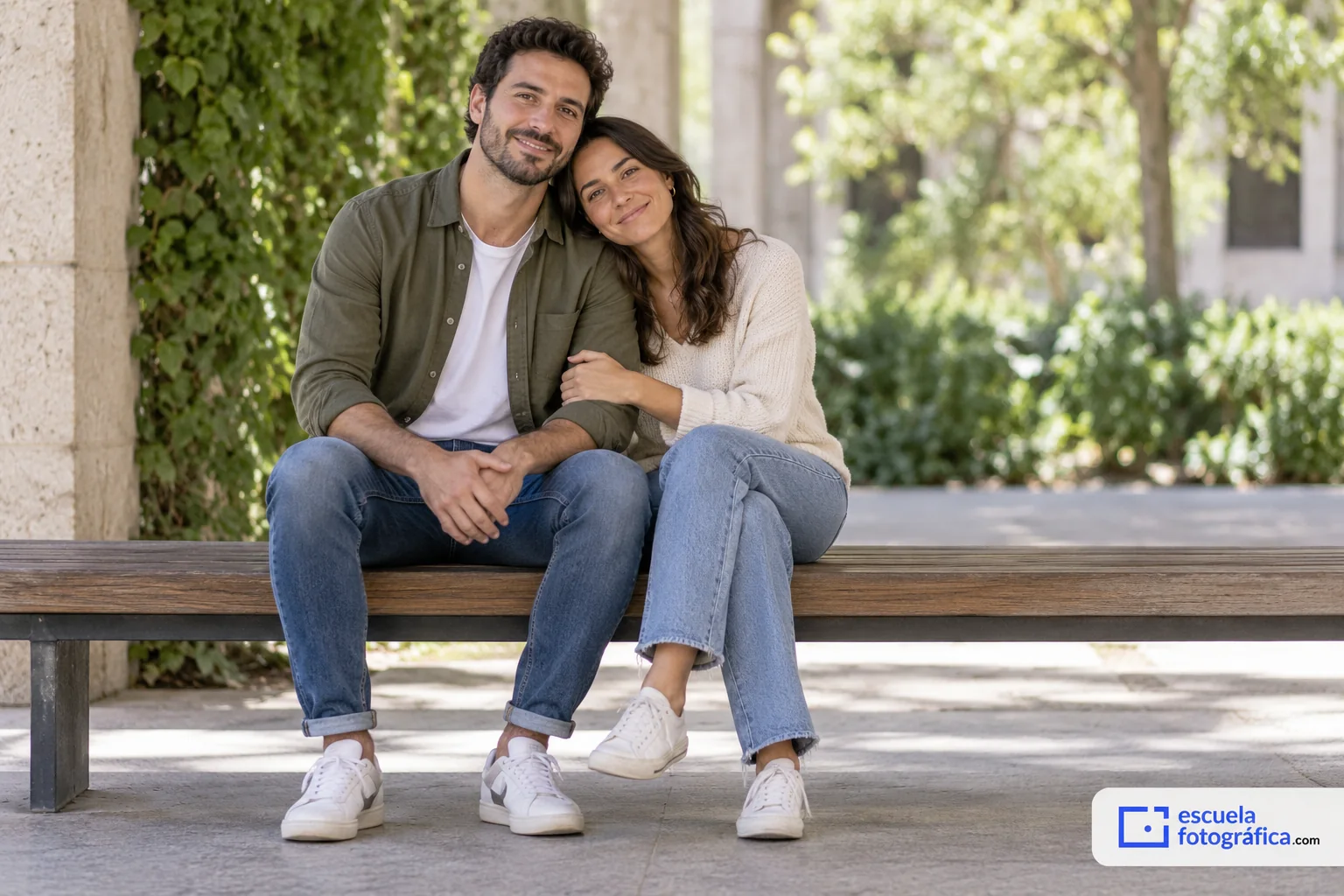 Pareja sentada en un banco con los hombros relajados
