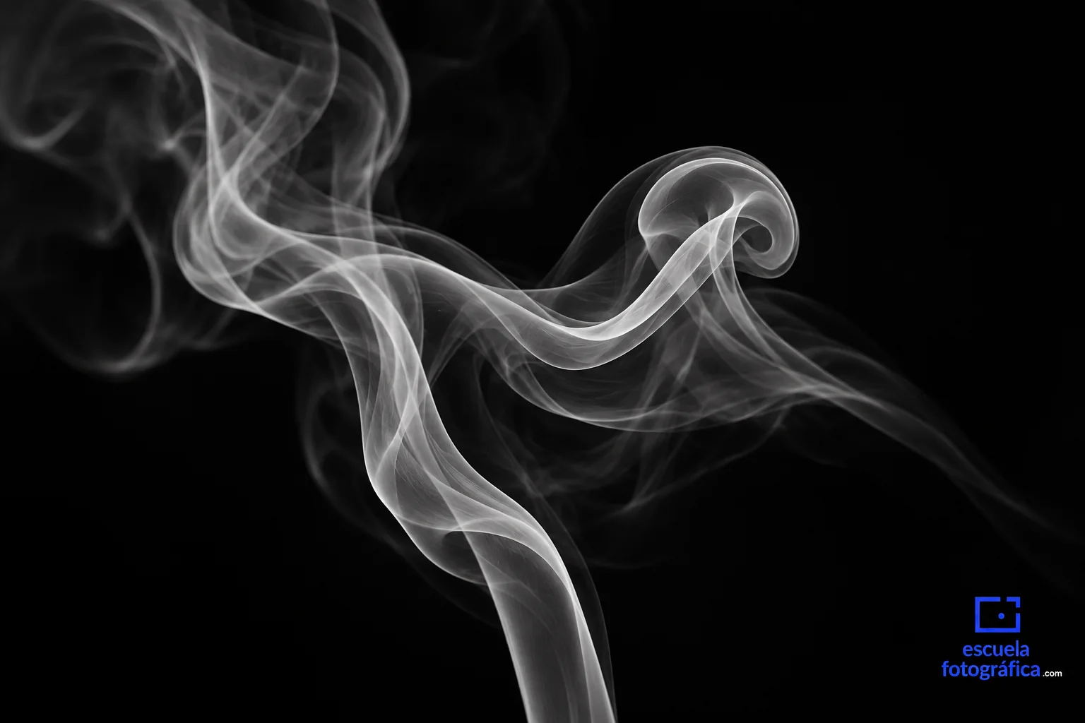 Cómo fotografiar humo a contraluz y conservar su forma