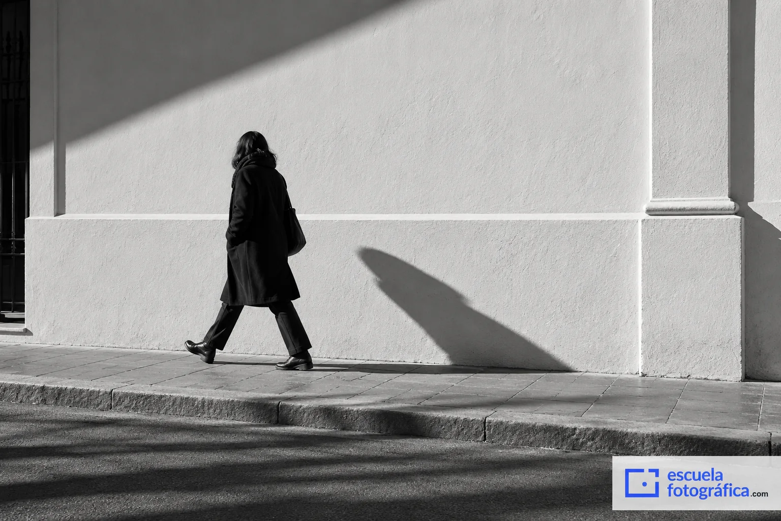 Fotografía callejera en blanco y negro: decidir por luces y formas antes de disparar